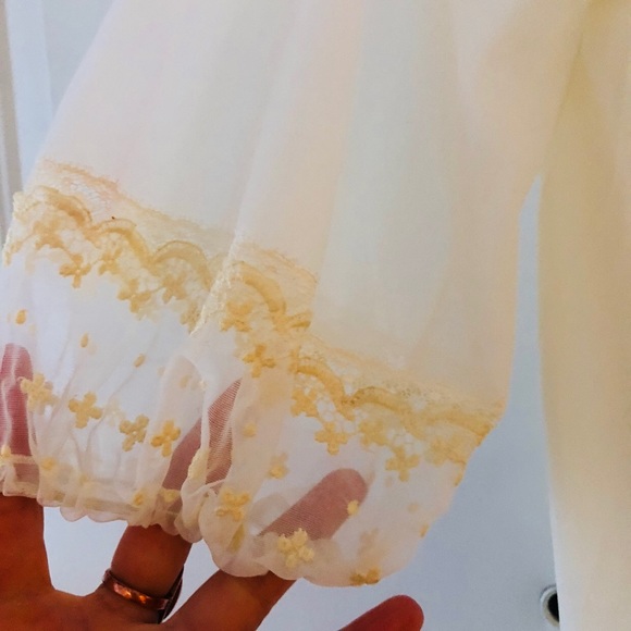 VINTAGE VICTORIAN STYLE CREAM ROBE - Picture 7 of 8